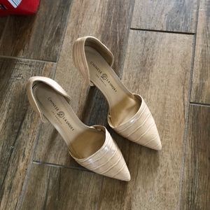 High heel beige patterned shoes